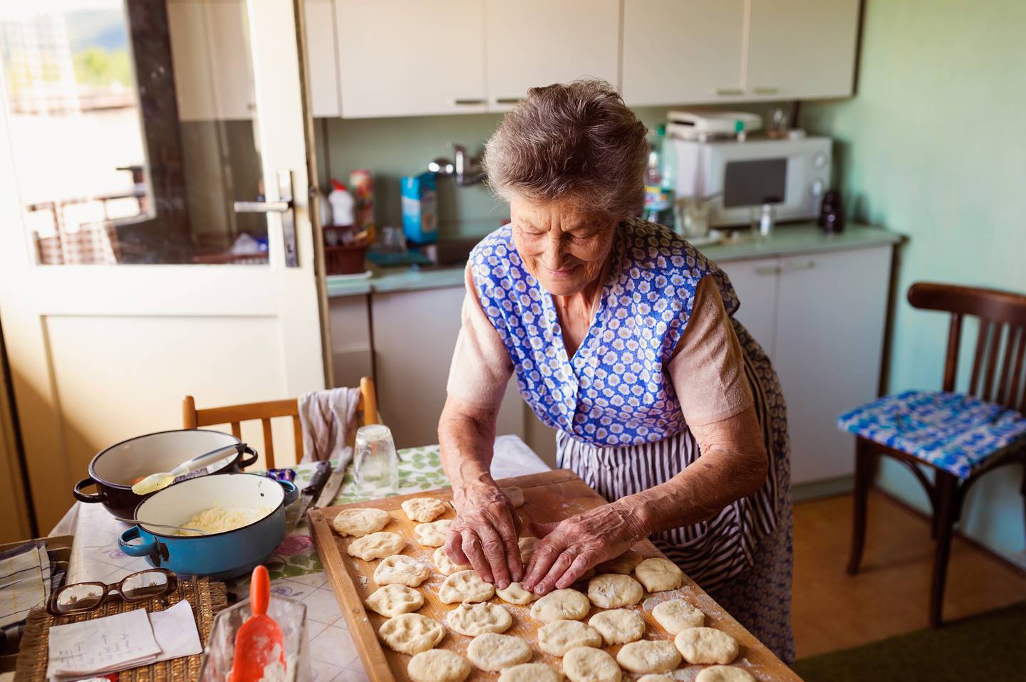 Женщина пекущая хлеб. Женщина с пирожками. Женщина печет пирожки. Пожилая женщина печет пирог. Женщина печет хлеб.