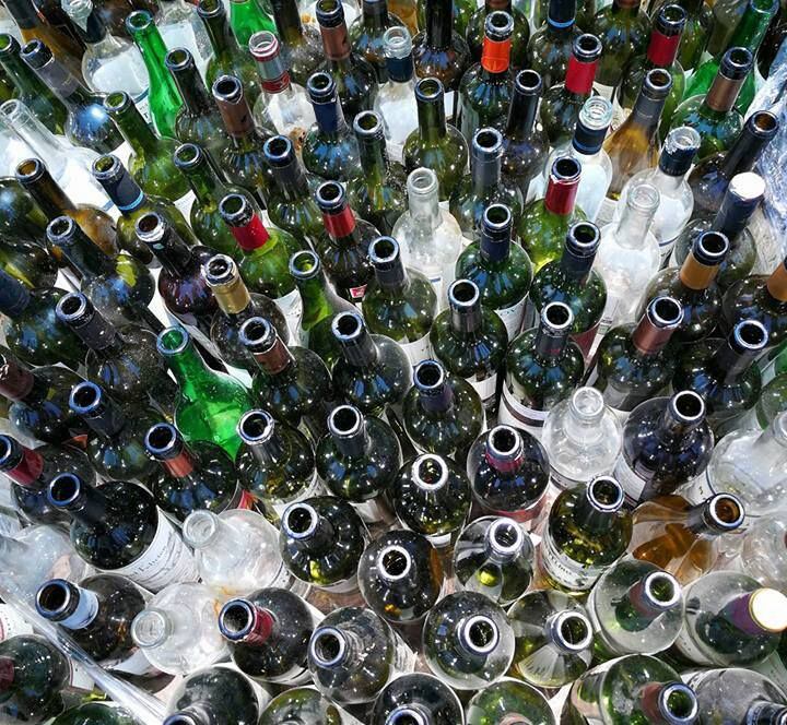 Él convierte botellas de vidrio desechadas en llamativas lámparas, huertas  y macetas