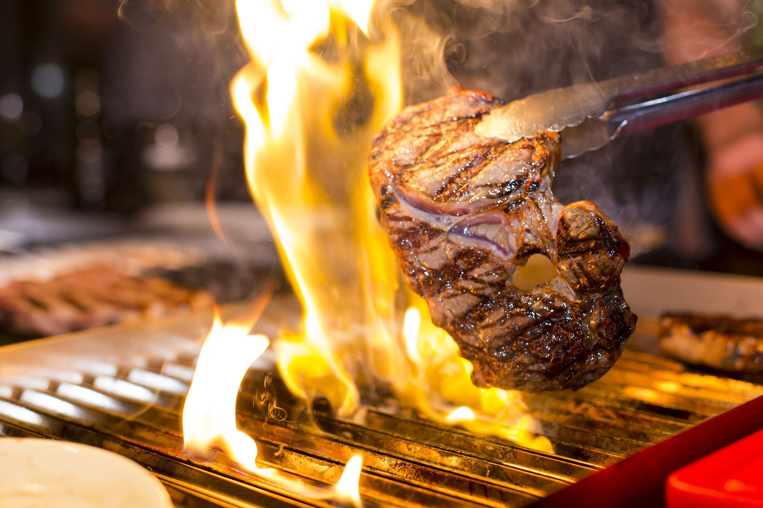 Asado en parrilla eléctrica en la Comunidad de Cocina 